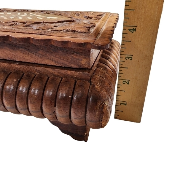 Vintage hand carved wood jewelry trinket box with inlay design India - Picture 5 of 12